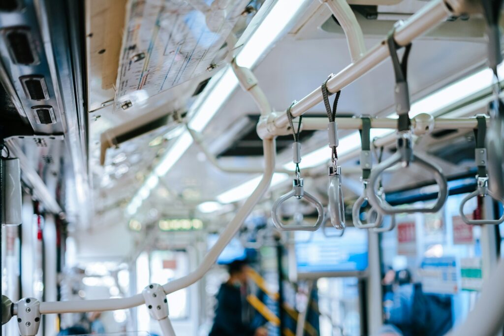 Ilustrasi Transjakarta. Nyeri Otot dan Sendi saat Menaiki Transportasi Umum
