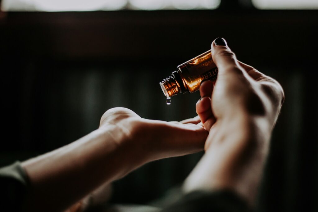 Pemberian Obat Gosok untuk Nyeri Sendi